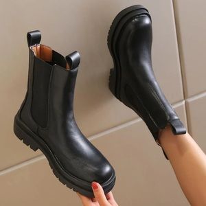 Minimalist Chunky Chelsea boots - size 7